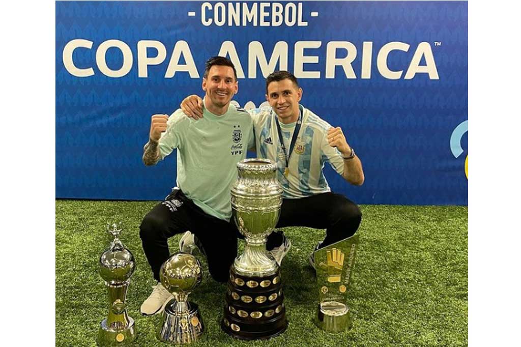 Setelah berkali-kali gagal, Lionel Messi akhirnya bisa mempersembahkan trofi internasional senior pertamanya untuk timnas Argentina usai mengalahkan Brasil di final Copa America pada Minggu, 11 Juli 2021 pagi WIB.