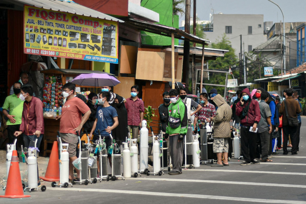 Akibat meningkatnya kasus Covid-19 di Jakarta, salah satu lembaga nirlaba yang bergerak di bidang sosial membagikan isi ulang oksigen medis gratis bagi warga yang melakukan isolasi mandiri di rumah. 