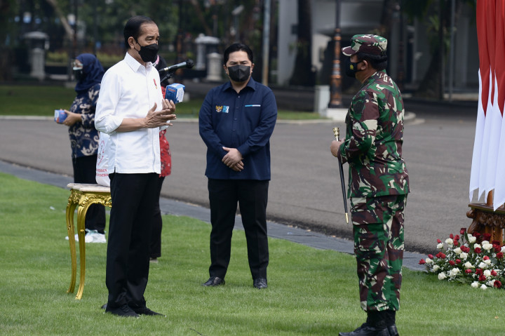 Dalam kesempatan tersebut, Jokowi meminta penyaluran paket obat gratis bagi penderita Covid-19 yang menjalani isolasi mandiri diawasi secara ketat. Presiden menekankan agar paket obat yang disediakan pemerintah bisa benar-benar membantu masyarakat.