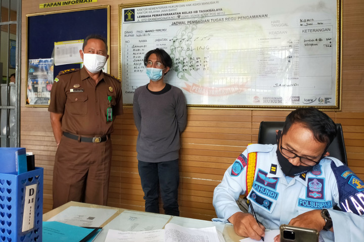 Petugas Kejaksaan Negeri (Kejari) Kota Tasikmalaya, Jawa Barat menjebloskan Asep Lutfi Suparman (23), pemilik kopi Look Up, ke penjara, Kamis, 15 Juli 2021. 