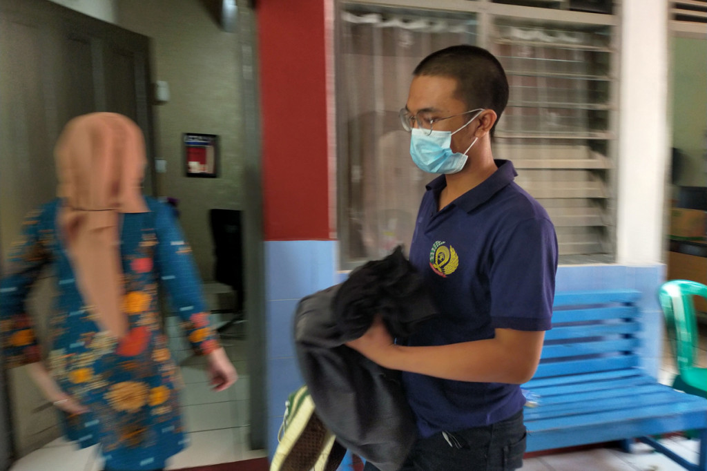 Sebelum masuk sel, Asep Lutfi menjalani pemeriksaan kesehatan dan administrasi. Selain itu, dia juga menjalani proses pencukuran rambut hingga pendek dan memakai baju tahanan layaknya warga binaan lainnya.