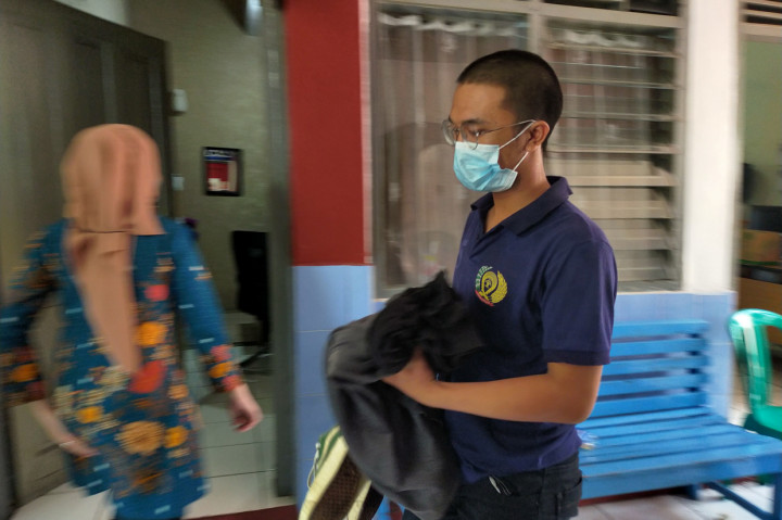 Sebelum masuk sel, Asep Lutfi menjalani pemeriksaan kesehatan dan administrasi. Selain itu, dia juga menjalani proses pencukuran rambut hingga pendek dan memakai baju tahanan layaknya warga binaan lainnya.