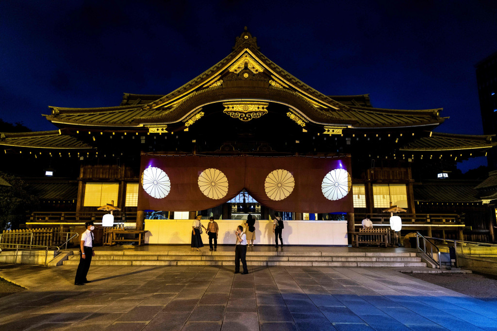 Orang-orang berdoa selama festival Mitama, yang dirayakan sejak 1947 untuk menghormati jiwa-jiwa dari roh-roh yang diabadikan dan para prajurit yang gugur dari perang Jepang di masa lalu, di Kuil Yasukuni di Tokyo pada 14 Juli 2021.
