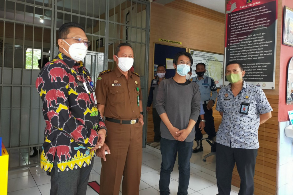Petugas Kejaksaan Negeri (Kejari) Kota Tasikmalaya, Jawa Barat menjebloskan Asep Lutfi Suparman (23), pemilik kopi Look Up, ke penjara, Kamis, 15 Juli 2021. Asep Lutfi memilih vonis penjara 3 hari di Lapas Kelas IIB Tasikmalaya karena tak sanggup membayar denda Rp5 juta.