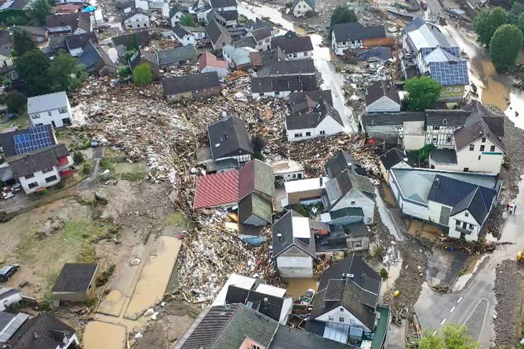 Pemandangan udara yang diambil pada 15 Juli 2021 menunjukkan Desa Schuld dekat Adenau, Jerman barat, yang dilanda banjir setelah hujan lebat dan banjir menyebabkan kerusakan dan merobohkan setidaknya enam rumah dan puluhan orang hilang.