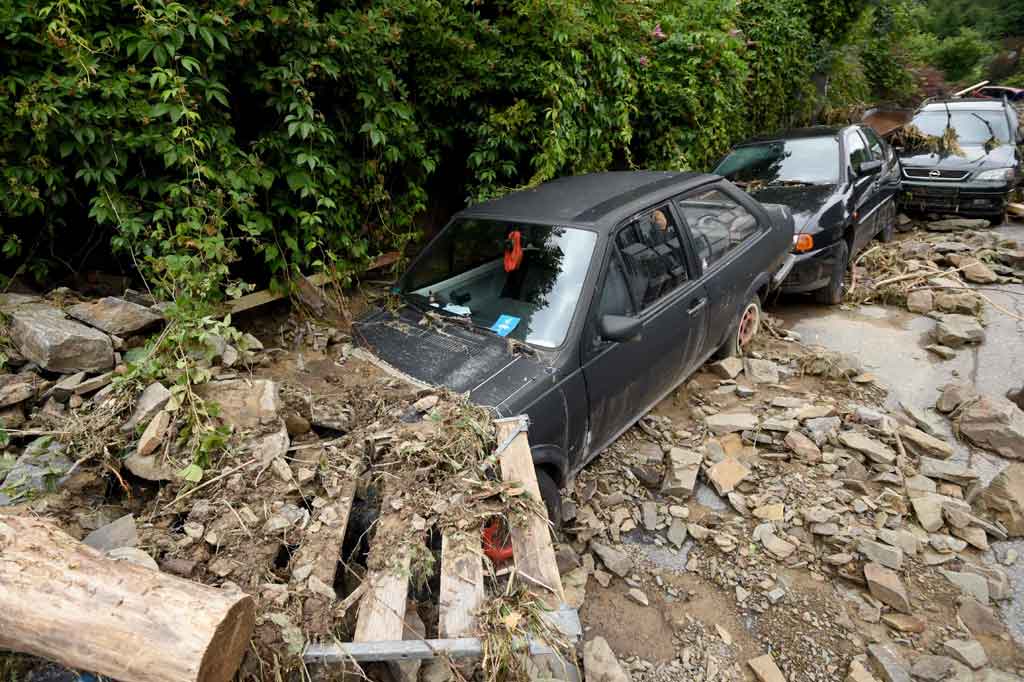 Sementara itu, sembilan orang meninggal di wilayah Rhineland-Palatinate. Distrik Euskirchen NRW melaporkan 15 orang meninggal, sementara empat korban lagi ditemukan di kotamadya Schuld.