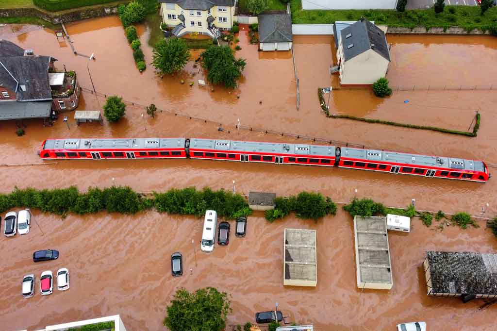 Hujan juga menyebabkan transportasi umum terganggu parah. Layanan kereta api berkecepatan tinggi, Thalys, ke Jerman dibatalkan. Lalu lintas di Sungai Meuse juga dihentikan karena jalur air utama Belgia dikhawatirkan akan merusak tepian sungai.