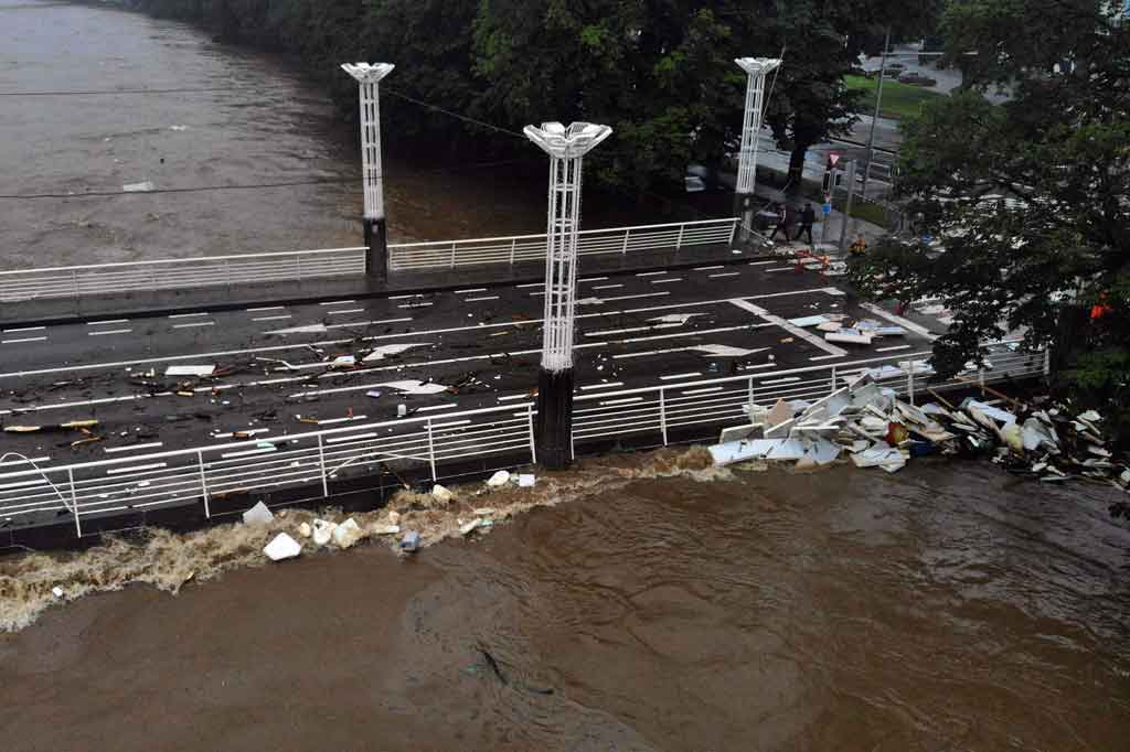 Ratusan tentara diturunkan untuk membantu polisi dalam upaya penyelamatan. Mereka menggunakan tank-tank untuk membersihkan jalan dari tanah longsor dan pohon tumbang. Sejumlah helikopter dikerahkan untuk menyelamatkan orang-orang yang terjebak di atap rumah mereka.