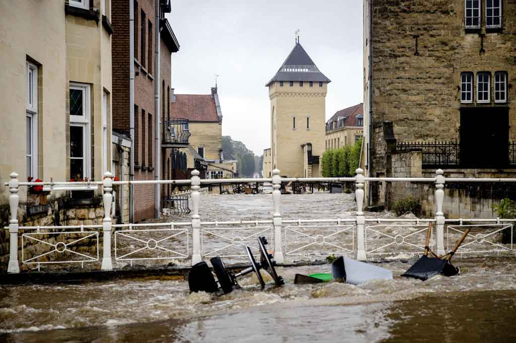 Di bagian hilir, Belanda, banjir dari sungai merusak banyak rumah di Limburg. Di provinsi sebelah selatan tersebut para penghuni panti wreda jompo dievakuasi. 