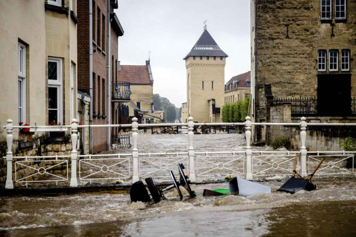 Di bagian hilir, Belanda, banjir dari sungai merusak banyak rumah di Limburg. Di provinsi sebelah selatan tersebut para penghuni panti wreda jompo dievakuasi. 