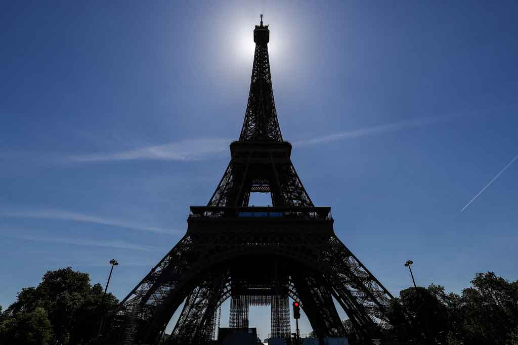 Menara Eiffel akan dibuka kembali untuk pengunjung pada hari Jumat, 16 Juli 2021 waktu setempat, untuk pertama kalinya dalam sembilan bulan setelah penutupan terpanjang sejak Perang Dunia II.