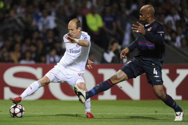 Robben menembus tim senior di Groningen sebelum diboyong oleh PSV pada 2002. Selama dua tahun di sana, dia mengantarkan PSV menjuarai Eredivise Belanda. Penampilannya membuat Chelsea terpikat dan kemudian merekrutnya pada 2004. Di Stamford Bridge, Robben meraih dua gelar Liga Premier dan Piala FA dengan mencetak 19 gol dari 109 penampilan.