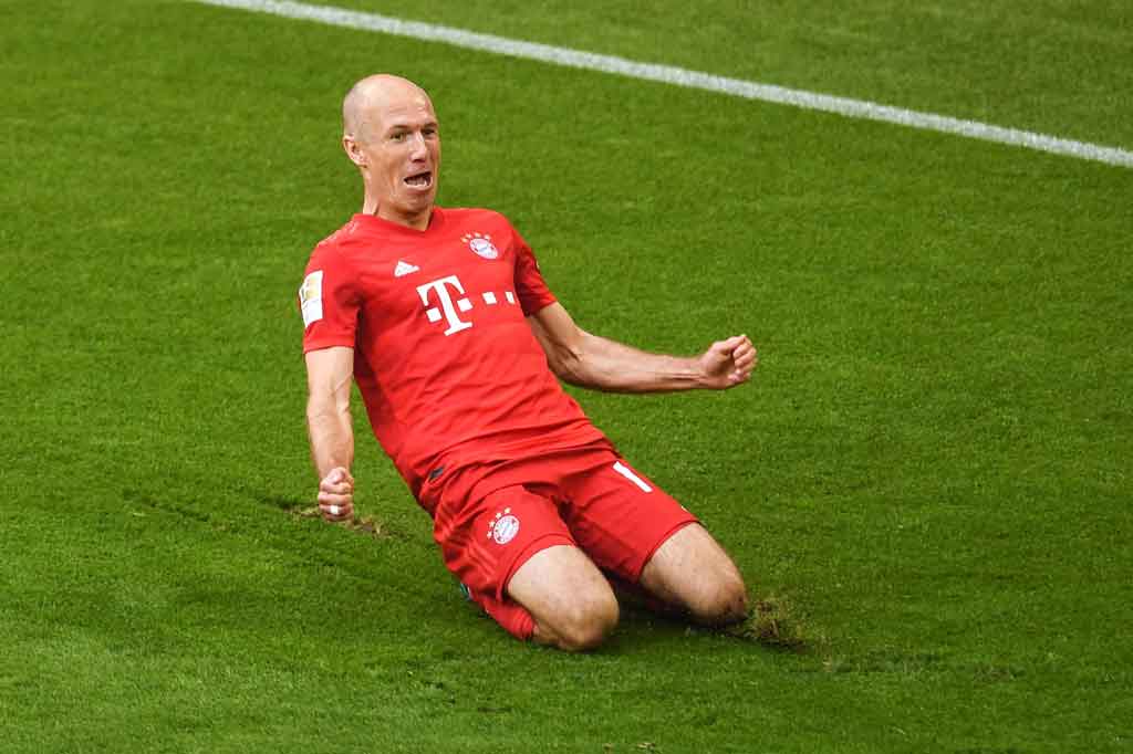 Robben pindah ke Real Madrid pada 2007 dengan transfer yang dilaporkan sekitar 35 juta euro, sebelum bergabung dengan Bayern Muenchen pada 2009, di mana ia memainkan peran utama dalam kesuksesan klub Jerman selatan itu.