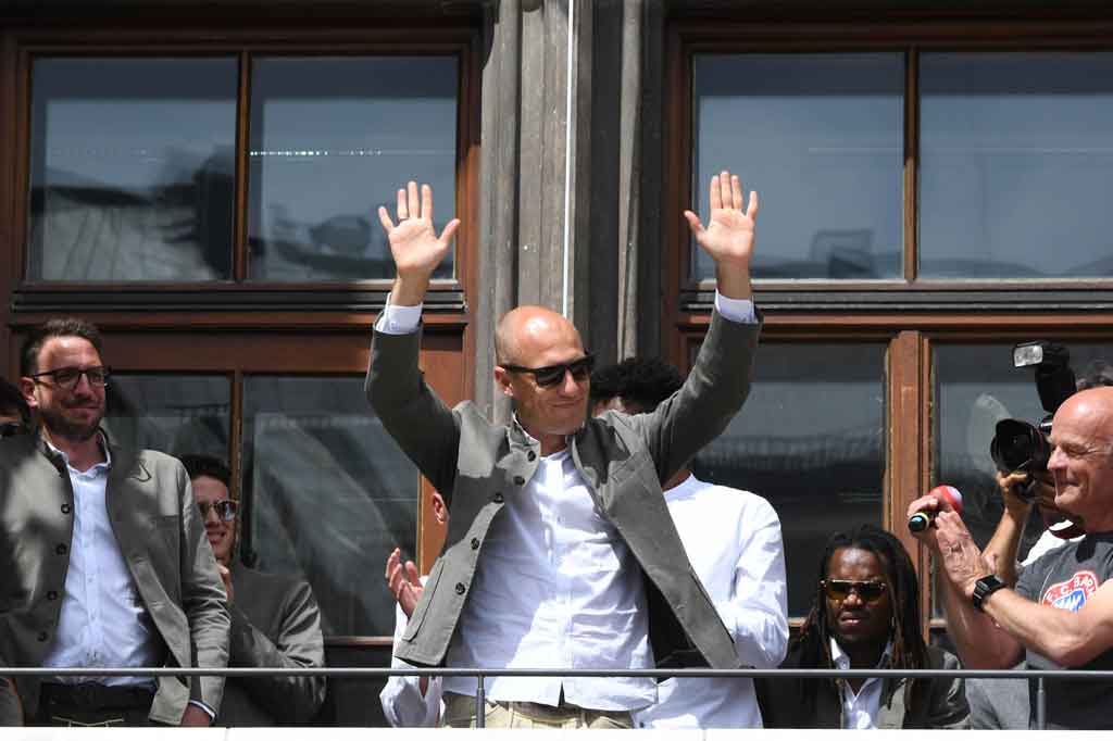 Dia juga menikmati karier internasional mengesankan dengan mencetak 37 gol dalam 96 pertandingan bersama Belanda dan membawa mereka ke final Piala Dunia 2010. 