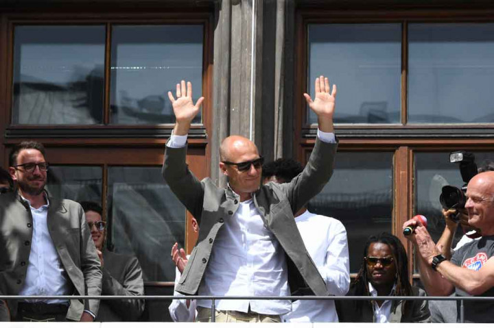 Dia juga menikmati karier internasional mengesankan dengan mencetak 37 gol dalam 96 pertandingan bersama Belanda dan membawa mereka ke final Piala Dunia 2010. 