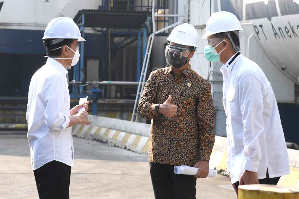 Presiden Joko Widodo meninjau pabrik oksigen PT Aneka Gas Industri di Pulo Gadung, Jakarta Timur, pada Jumat, 16 Juli 2021.