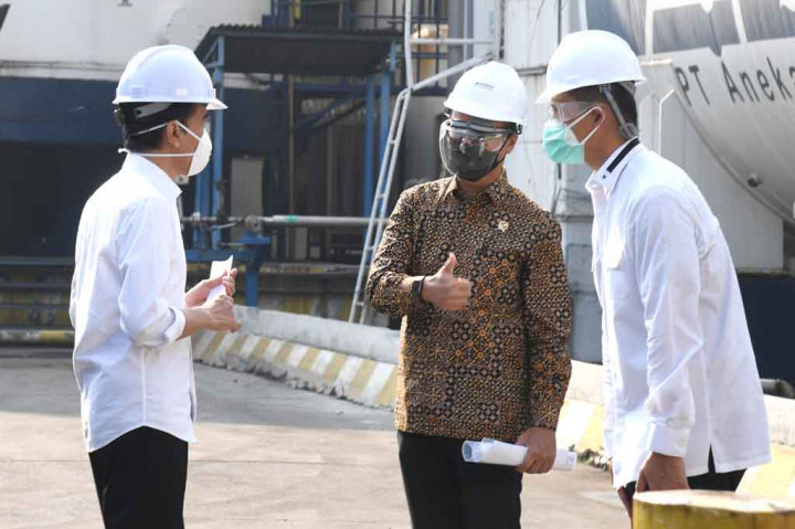 Presiden Joko Widodo meninjau pabrik oksigen PT Aneka Gas Industri di Pulo Gadung, Jakarta Timur, pada Jumat, 16 Juli 2021.