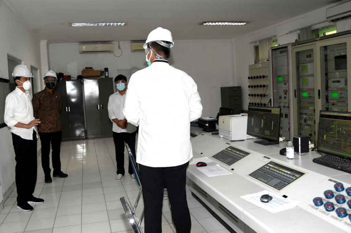 Dalam peninjauan di lokasi, Presiden melihat tangki produksi hingga ruang kontrol pabrik. Pabrik di Pulo Gadung sendiri merupakan salah satu dari tiga pabrik PT Aneka Gas Industri yang berada di wilayah Jawa bagian barat yang memproduksi oksigen, nitrogen, dan argon.