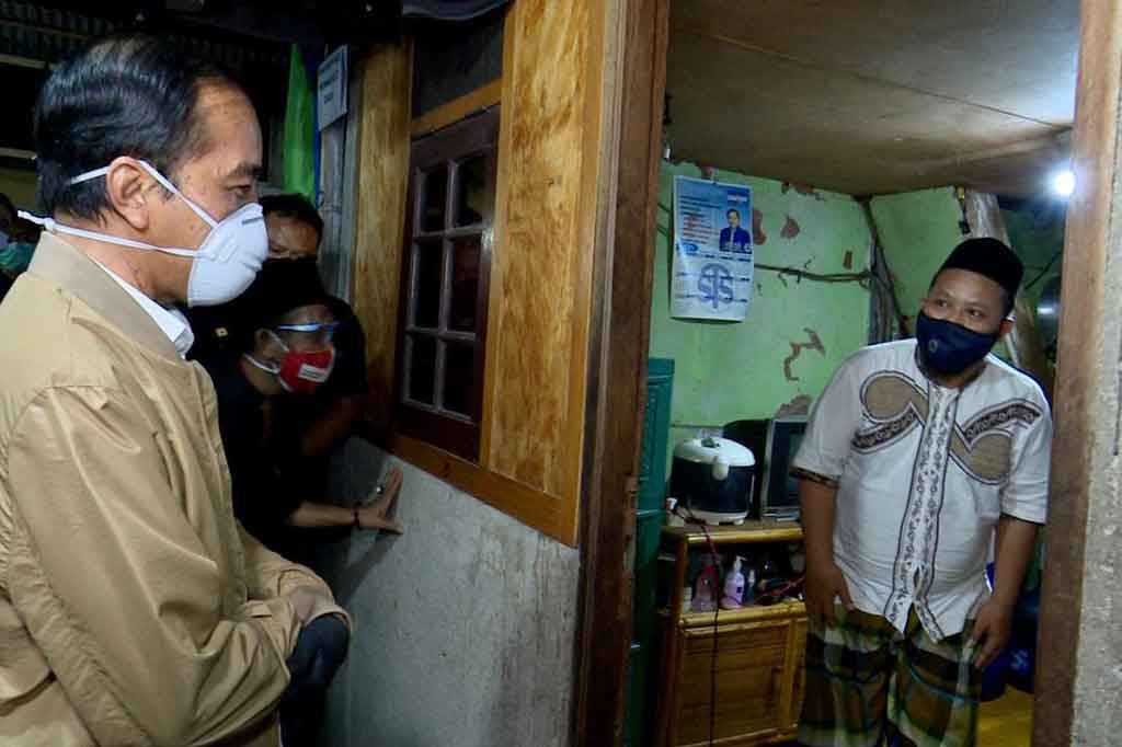 Warga Sunter Agung yang menerima paket sembako dari Presiden Jokowi bernama Sugiharto dan Karsini mengaku senang mendapat bantuan. 