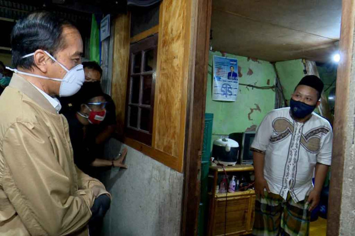 Warga Sunter Agung yang menerima paket sembako dari Presiden Jokowi bernama Sugiharto dan Karsini mengaku senang mendapat bantuan. 