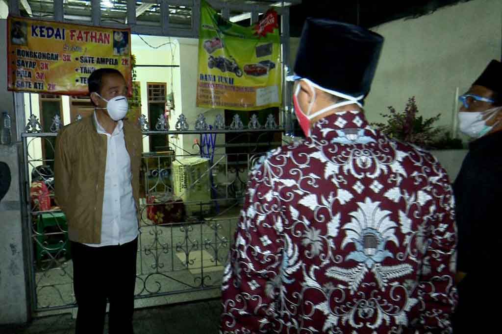 Presiden Joko Widodo melakukan blusukan ke rumah warga di Kelurahan Sunter Agung, Kecamatan Tanjung Priok, Jakarta Utara, Kamis, 15 JUli 2021 malam. Presiden membagikan paket obat dan sembako kepada warga.