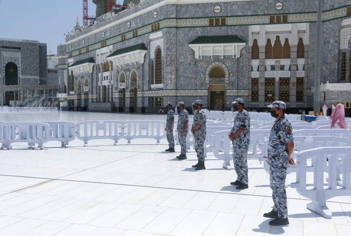 Kementerian Haji Saudi menyatakan, hanya orang-orang berusia antara 18 dan 65 tahun yang telah divaksin covid-19 dan bebas dari penyakit kronis yang dapat melaksanakan ibadah haji. Vaksin yang disetujui untuk jamaah haji adalah Pfizer, AstraZeneca, Moderna dan Johnson&Johnson.