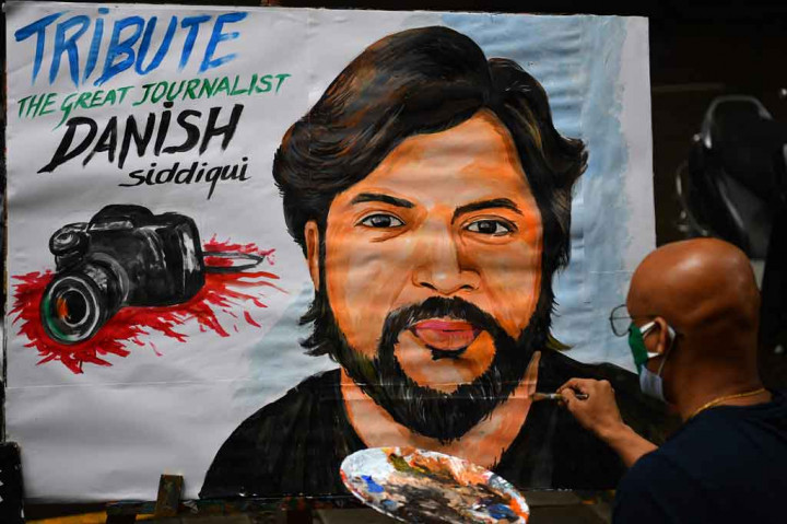 Seorang guru seni memberikan sentuhan akhir pada lukisan jurnalis Reuters Danish Siddiqui sebagai penghormatan terakhir, di luar sebuah sekolah seni di Mumbai, India pada Jumat, 16 Juli 2021.