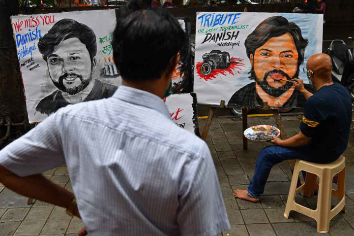 Seorang fotografer pemenang Hadiah Pulitzer yang bekerja di kantor berita Reuters, Danish Siddiqui, meninggal dunia saat meliput pertempuran antara pasukan keamanan Afghanistan melawan Taliban di dekat perbatasan dengan Pakistan, Jumat, 16 Juli 2021.