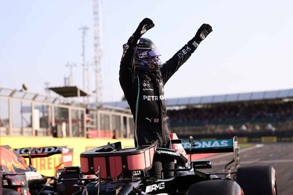 Pembalap Mercedes Lewis Hamilton melakukan selebrasi usai merebut pole position untuk sprint race Grand Prix Inggris setelah tampil tercepat di babak kualifikasi di Sirkuit Silverstone, Sabtu, 17 Juli 2021 dini hari WIB.