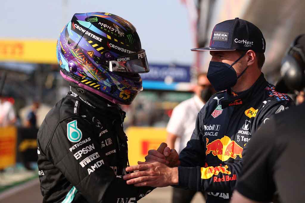 Hamilton mengungguli sang rival dari tim Red Bull Max Verstappen yang harus puas start dari P2 dengan selisih 0,075 detik.