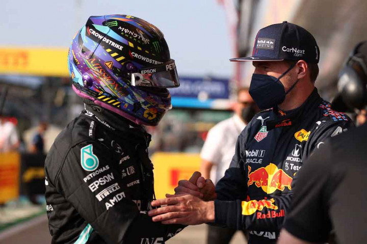 Hamilton mengungguli sang rival dari tim Red Bull Max Verstappen yang harus puas start dari P2 dengan selisih 0,075 detik.
