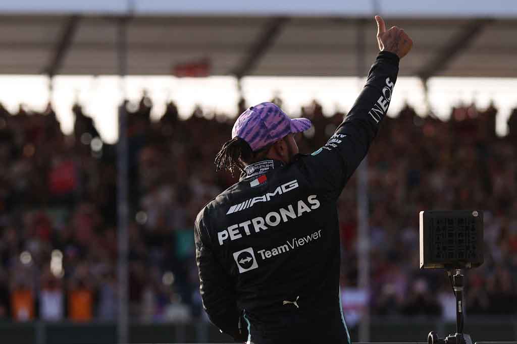 Verstappen saat ini unggul 32 poin atas Hamilton di puncak klasemen pembalap setelah memenangi empat dari lima balapan terakhir. Sedangkan Hamilton memegang rekor impresif di kampung halamannya dengan tujuh kemenangan di Silverstone.