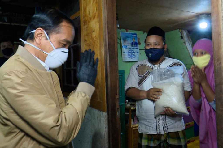 Presiden Joko Widodo melakukan blusukan ke rumah warga di Kelurahan Sunter Agung, Kecamatan Tanjung Priok, Jakarta Utara, Kamis, 15 JUli 2021 malam. Presiden membagikan paket obat dan sembako kepada warga.