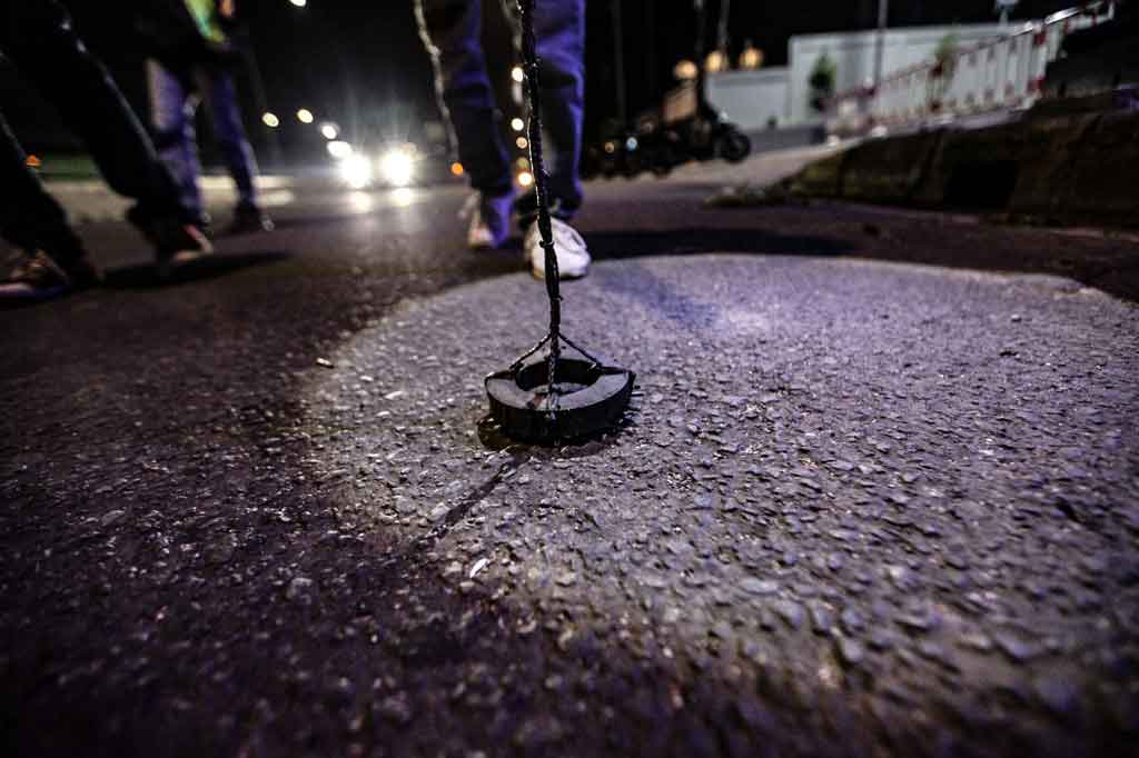 Meski setiap harinya dilakukan penyisiran dan pembersihan, ranjau paku yang sengaja ditebar oleh pihak tidak bertanggung jawab itu masih terus ada. Diduga ranjau paku itu sengaja ditebar orang yang tidak bertanggung jawab.