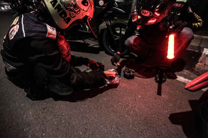 Keberadaan ranjau paku tersebut telah menimbulkan keresahan di masyarakat sekitar yang terganggu dan merasa tidak aman saat berkendaraan.