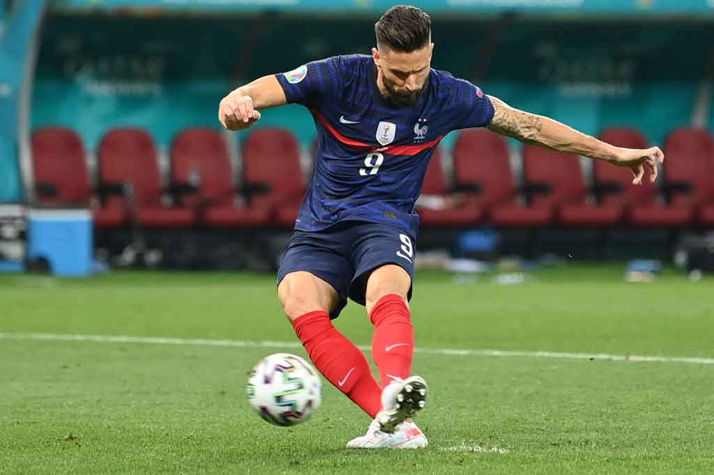 Sebelumnya, Chelsea memperpanjang kontrak Giroud bulan lalu selama satu tahun hingga Juni 2022. Namun hal itu disebut hanya usaha The Blues agar mendapatkan uang dari penjualan Giroud. Menurut kabar Rossoneri harus mengeluarkan uang sebesar 1 juta euro (sekitar Rp16,5 miliar) dengan bonus sekitar 1 juta euro, tergantung penampilan sang pemain.