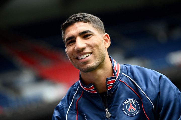 Persiapan pramusim Achraf Hakimi bersama klub barunya, Paris Saint-Germain, sedikit terganggu. Bek berpaspor Maroko itu dinyatakan positif virus korona (Covid-19) dan harus menjalani isolasi mandiri.