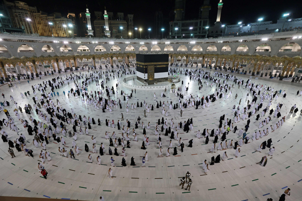 Jemaah haji melakukan tawaf saat dimulainya ibadah haji di Masjidil Haram, Mekah, Arab Saudi, Sabtu, 17 Juli 2021.