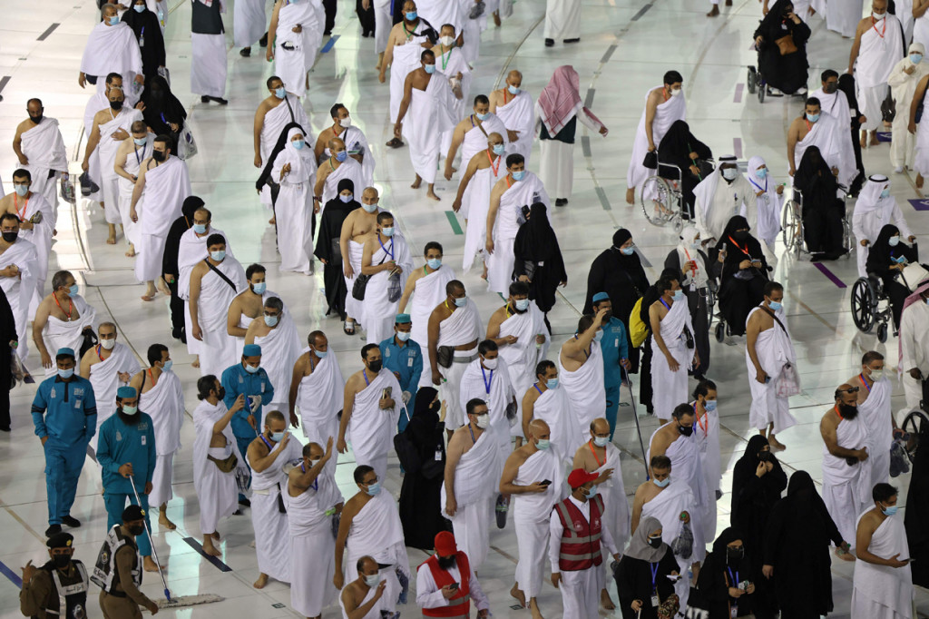 Tawaf dilakukan dengan mematuhi aturan jaga jarak sosial mengingat langkah-langkah pencegahan untuk membatasi penyebaran virus Covid-19.