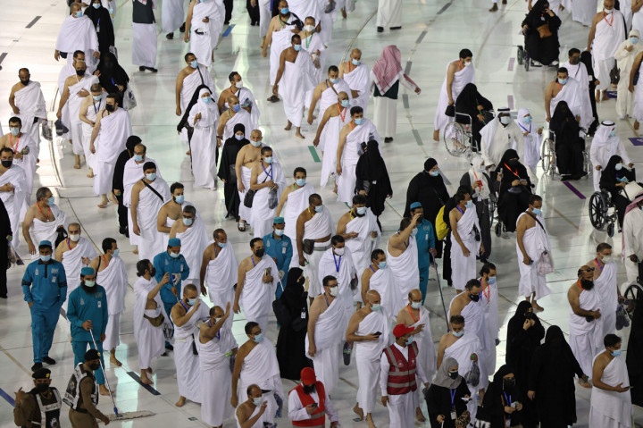Tawaf dilakukan dengan mematuhi aturan jaga jarak sosial mengingat langkah-langkah pencegahan untuk membatasi penyebaran virus Covid-19.