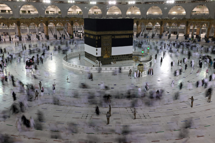 Sebelum wabah covid-19, sebanyak 2,5 juta umat Islam dari seluruh dunia melaksanakan Haji, tetapi saat ini hanya 60 ribu jemaah yang mendapat izin mengikuti prosesi haji dengan syarat sudah vaksinasi secara lengkap dan hanya warga yang tinggal di sana yang diperbolehkan ikut dengan seleksi ketat.
