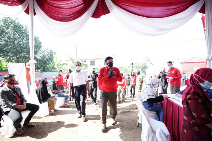 adan Intelijen Negara menggelar vaksinasi di kawasan permukiman padat penduduk di Desa Mekarsari, Kecamatan Ngamprah, Kabupaten Bandung Barat (KBB), Minggu, 18 Juli 2021.