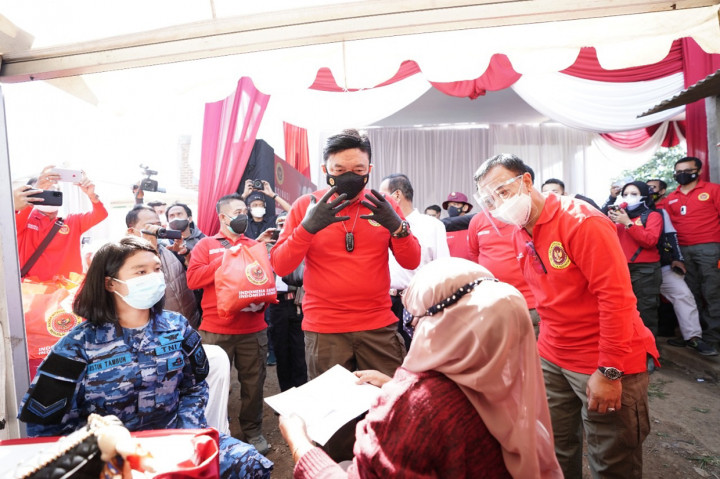 Salah satu alasannya yakni persentase vaksinasi di permukiman padat penduduk termasuk di Desa Mekarsari masih rendah.