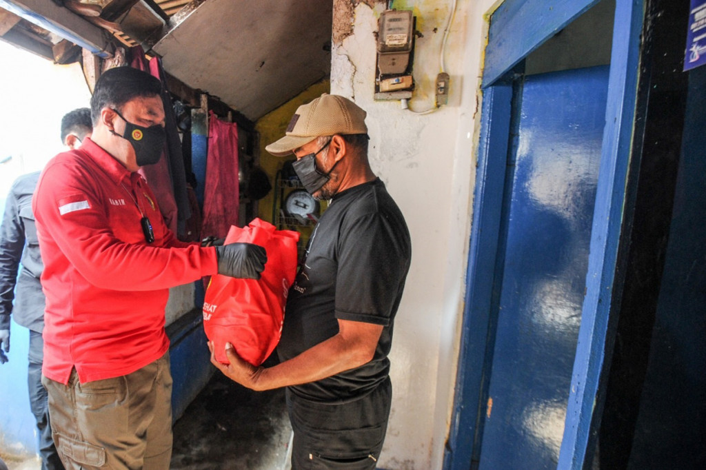 Selain kegiatan vaksinasi, BIN juga memberikan bansos berupa sembako dan paket vitamin imunitas covid-19 masing-masing sebanyak 10 ribu paket di 6 provinsi kepada masyarakat terdampak akibat pandemi covid-19.