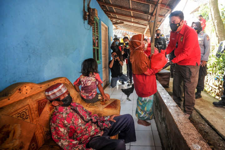 Budi mengakui jika permukiman padat penduduk masih minim terjangkau vaksinasi karena keterbatasan akses. 