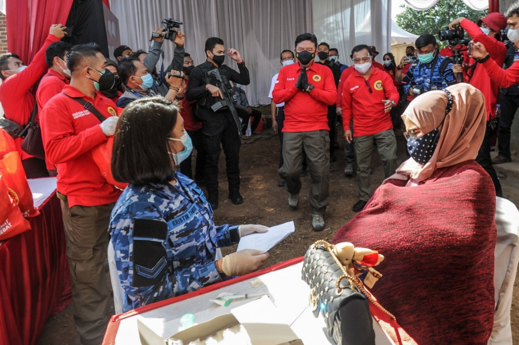 Kepala BIN Jenderal Pol Purn Budi Gunawan meninjau langsung pelaksanaan vaksinasi door to door tersebut. Pihaknya menyebut ada 2 ribu warga yang ditargetkan menerima suntikan vaksin covid-19 dosis pertama tanpa perlu berkerumun di satu tempat.