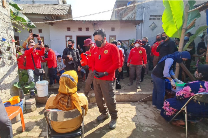 Program vaksiniasi ini merupakan akselerasi program vaksinasi 3 juta dosis per hari sehingga target herd imunity (kekebalan komunal) mencapai 70 persen pada akhir tahun 2021.