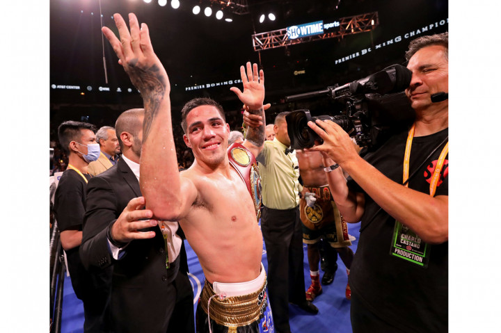 Castano, petinju Argentina berusia 31 tahun, juga tetap menguasai sabuk WBO.