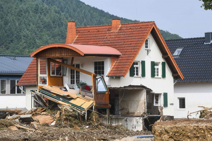 Rumah-rumah tersapu gelombang dan jalan serta jembatan utama menuju wilayah mereka terputus.