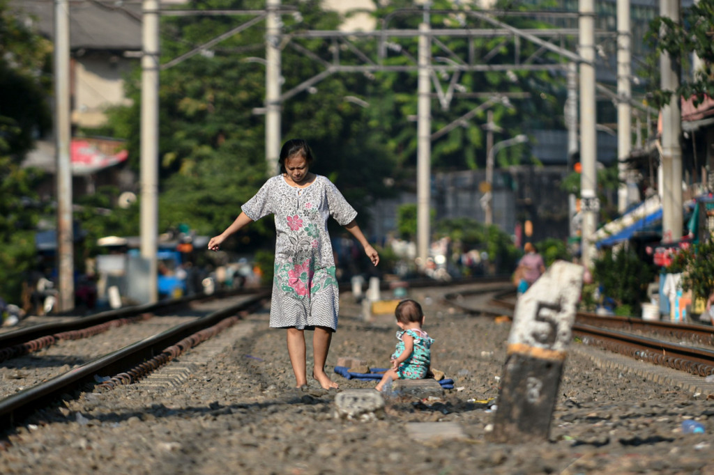 Aktivitas ini termasuk dilakukan warga kawasan penduduk di pinggir rel Pejompongan Jakarta.
